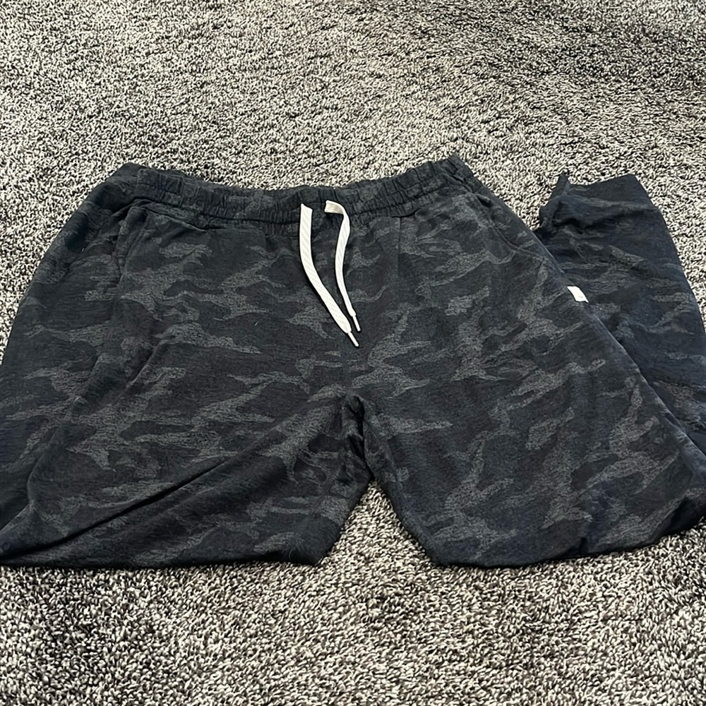 Vuori women’s joggers black camo